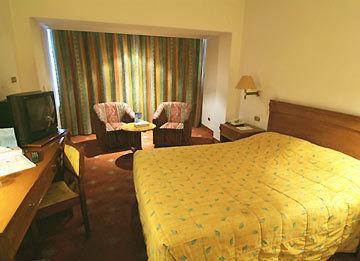 Commodore Hotel Аман Екстериор снимка
