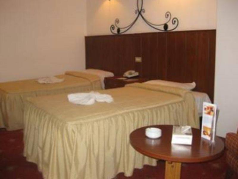 Commodore Hotel Аман Екстериор снимка
