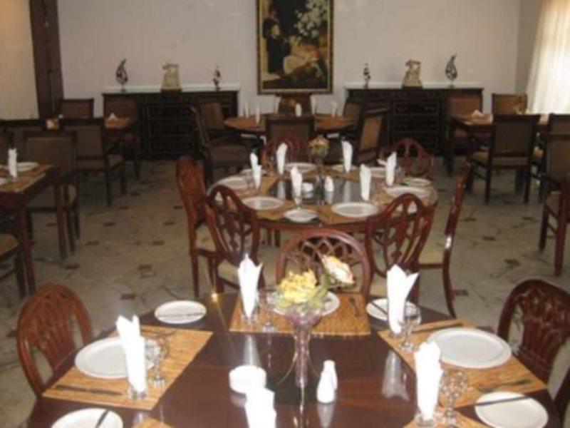 Commodore Hotel Аман Екстериор снимка