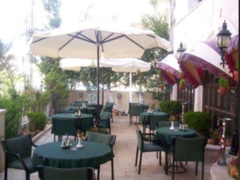 Commodore Hotel Аман Екстериор снимка