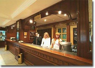 Commodore Hotel Аман Екстериор снимка