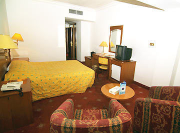Commodore Hotel Аман Екстериор снимка