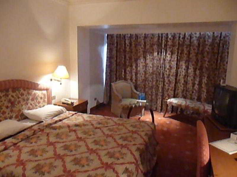 Commodore Hotel Аман Екстериор снимка