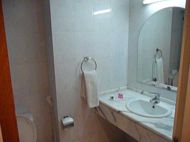 Commodore Hotel Аман Екстериор снимка