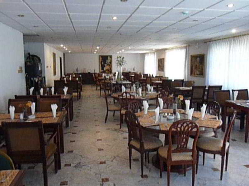 Commodore Hotel Аман Екстериор снимка